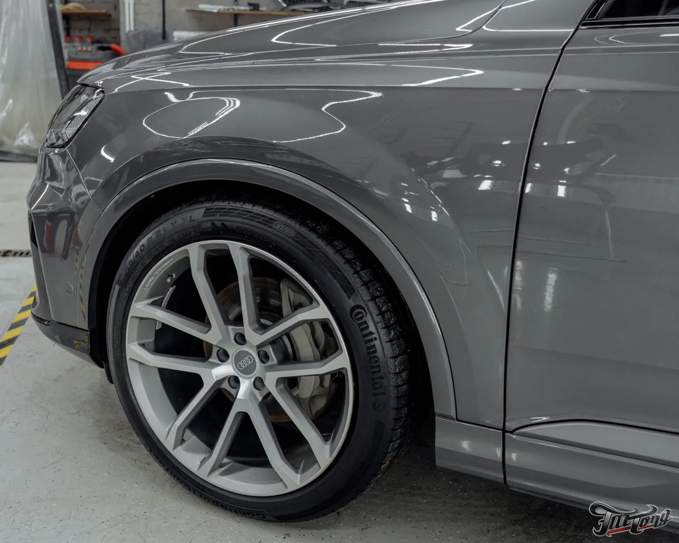 Отремонтировали бампера на Audi Q7, оклеили переднюю часть кузова полиуретаном, отполировали и покрыли керамикой кузов, провели химчистку салона и установили ремни безопасности с принтом